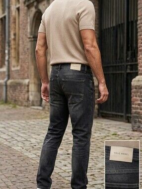 Men’s Straight Jeans in Black Wash